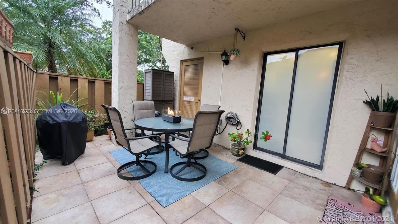 For Rent: $2,300 (2 beds, 1 baths, 964 Square Feet)