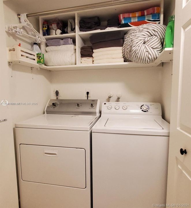 For Rent: $2,300 (2 beds, 1 baths, 964 Square Feet)