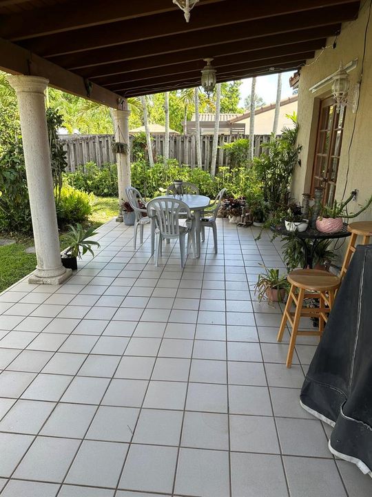 Fernandez patio 1