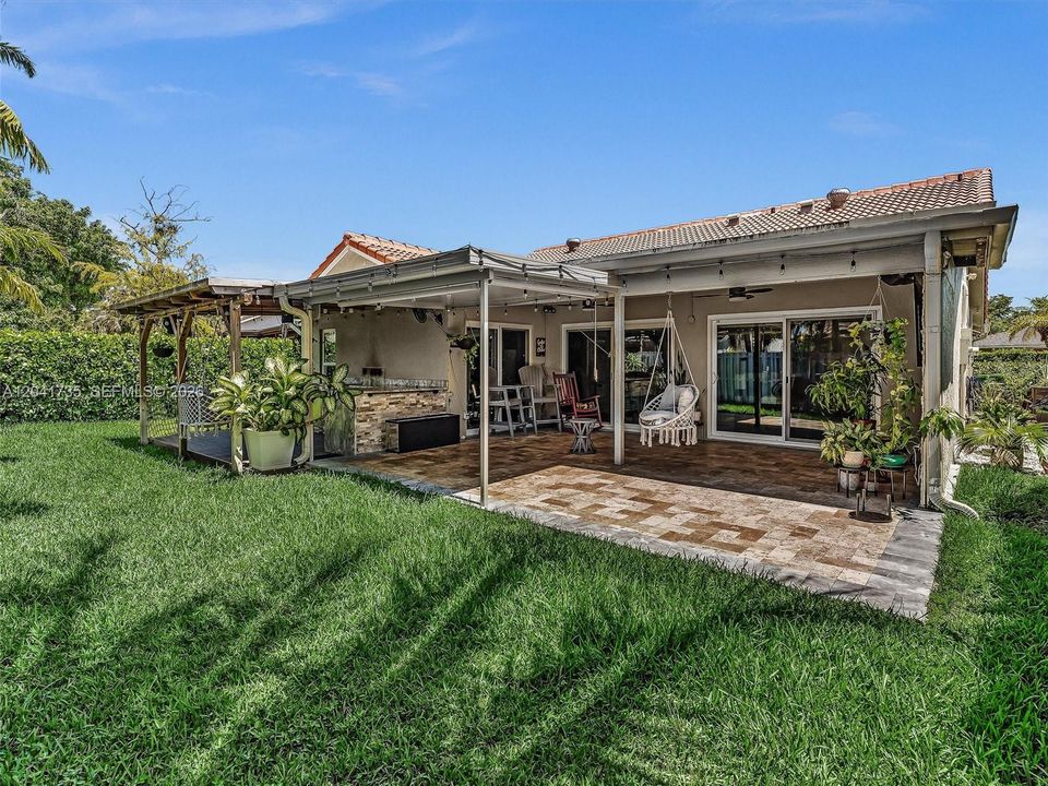 Activo con contrato: $570,000 (3 camas, 2 baños, 1558 Pies cuadrados)