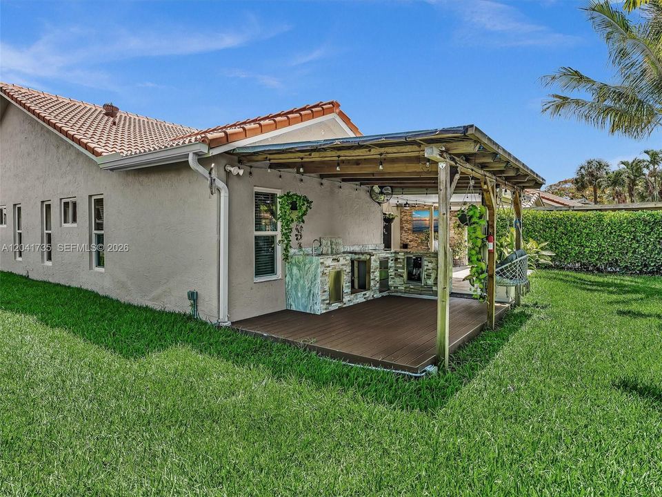 Activo con contrato: $570,000 (3 camas, 2 baños, 1558 Pies cuadrados)