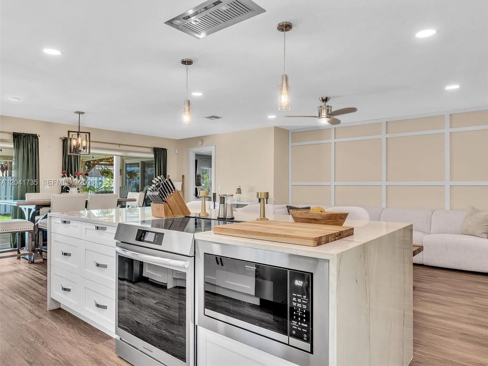 Activo con contrato: $570,000 (3 camas, 2 baños, 1558 Pies cuadrados)