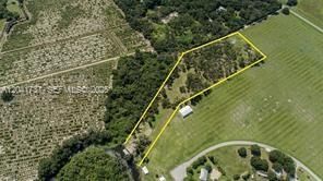 En Venta: $1,500,000 (8.20 acres)
