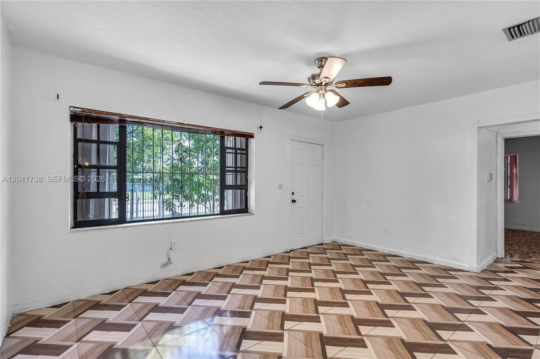 En Venta: $499,900 (4 camas, 2 baños, 1238 Pies cuadrados)