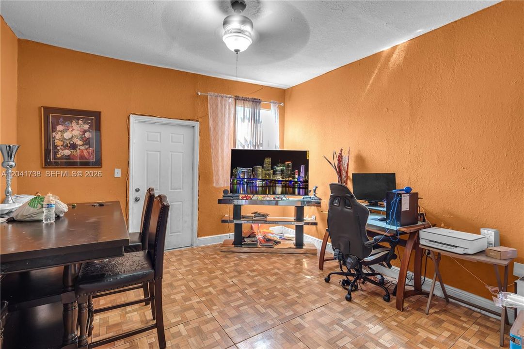 En Venta: $499,900 (4 camas, 2 baños, 1238 Pies cuadrados)