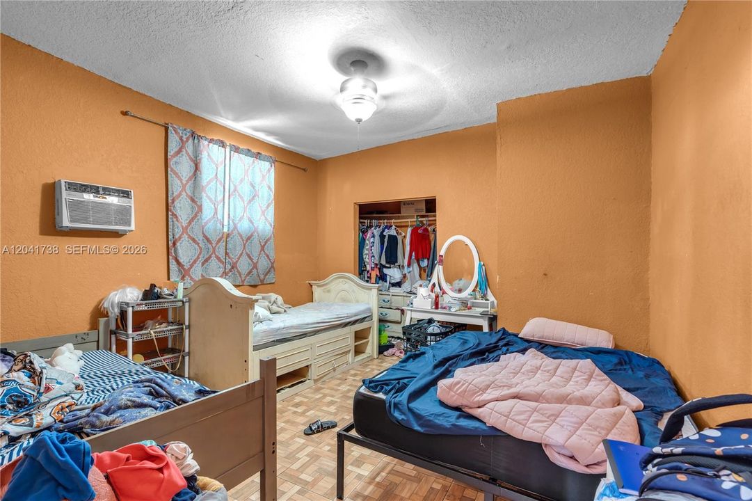 En Venta: $499,900 (4 camas, 2 baños, 1238 Pies cuadrados)