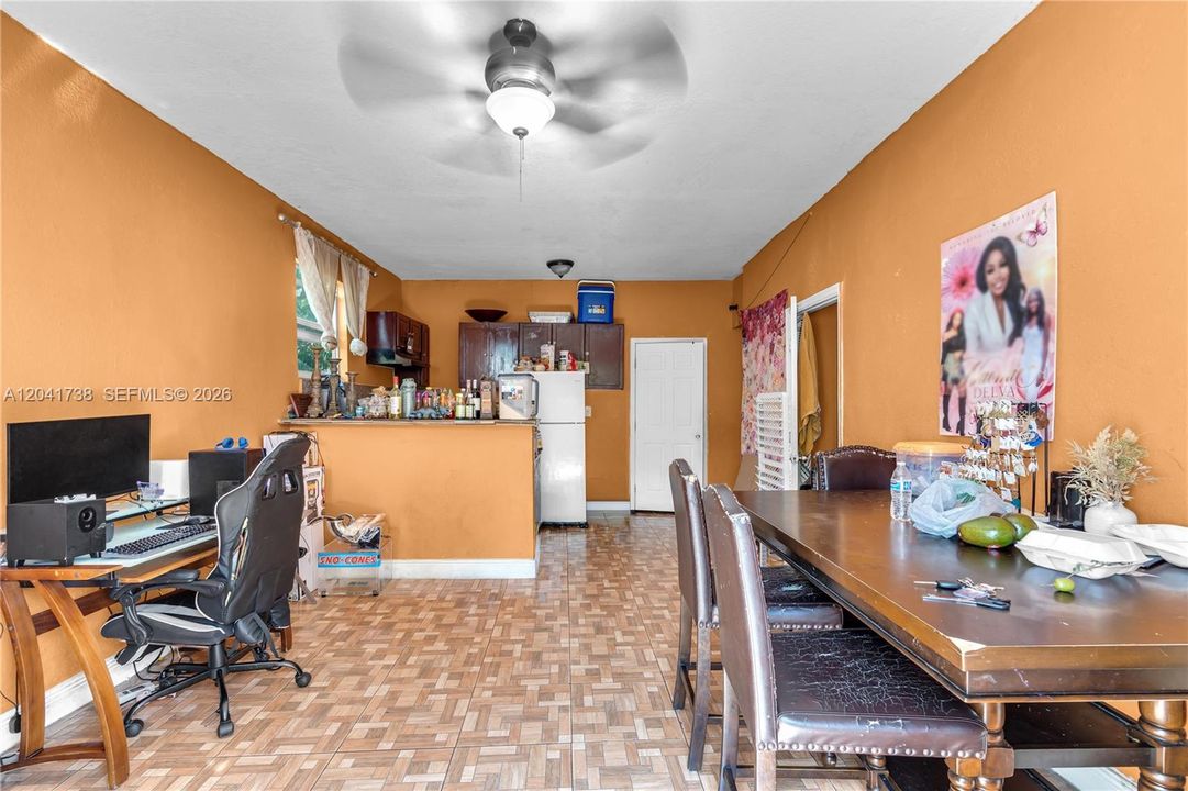 En Venta: $499,900 (4 camas, 2 baños, 1238 Pies cuadrados)