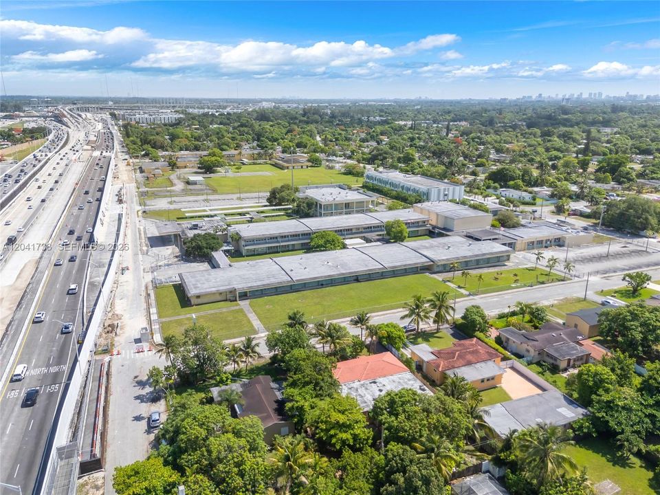 En Venta: $499,900 (4 camas, 2 baños, 1238 Pies cuadrados)