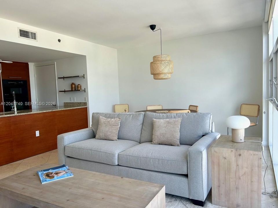 В аренду: $4,000 (1 спален, 1 ванн, 871 Квадратных фут)