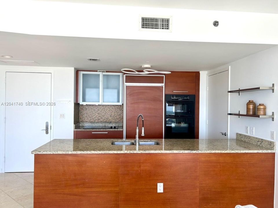В аренду: $4,000 (1 спален, 1 ванн, 871 Квадратных фут)