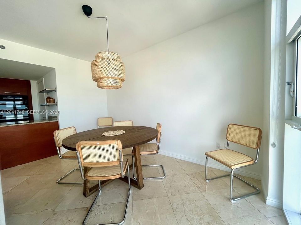 В аренду: $4,000 (1 спален, 1 ванн, 871 Квадратных фут)