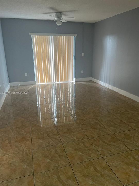 For Rent: $1,950 (1 beds, 1 baths, 835 Square Feet)
