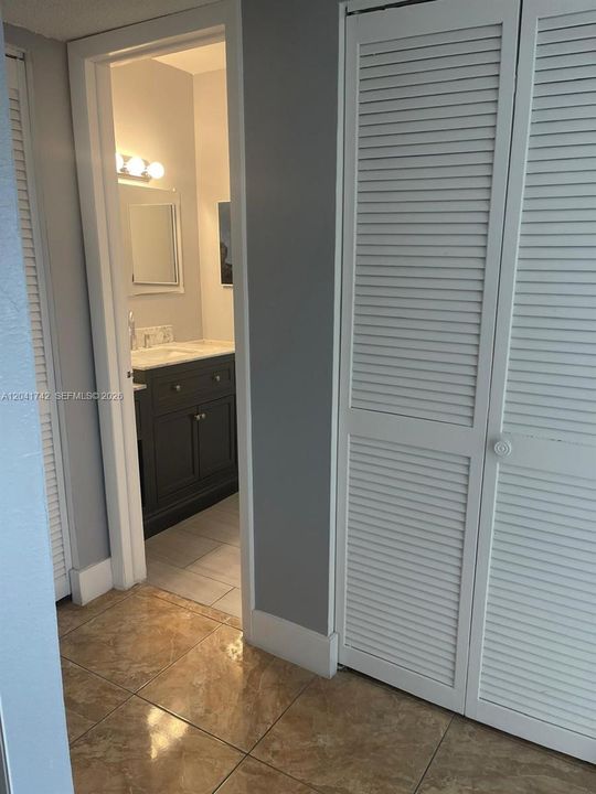 For Rent: $1,950 (1 beds, 1 baths, 835 Square Feet)
