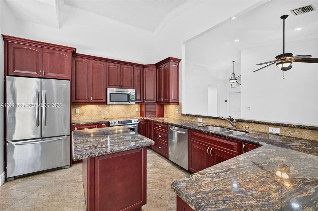 На продажу: $625,000 (3 спален, 2 ванн, 1898 Квадратных фут)