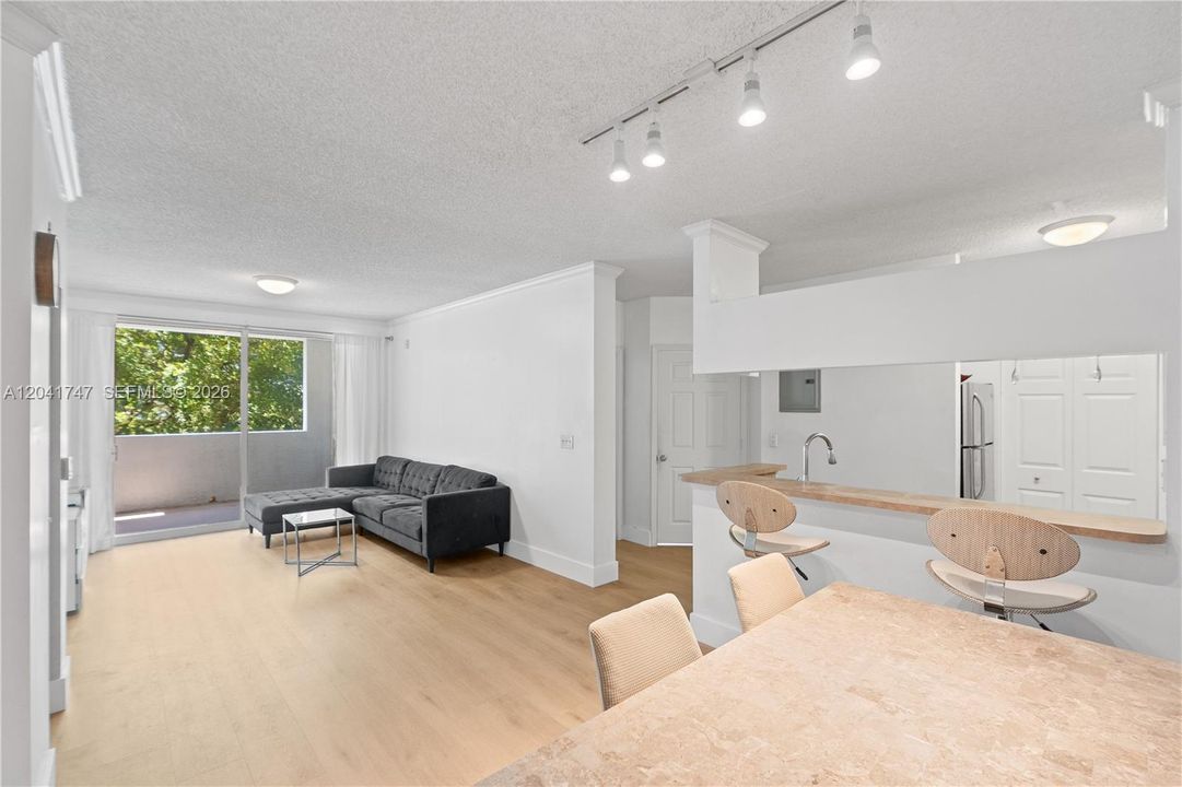 На продажу: $489,000 (2 спален, 2 ванн, 1024 Квадратных фут)