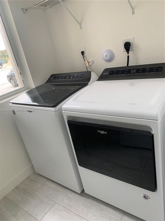 For Rent: $2,400 (3 beds, 2 baths, 1302 Square Feet)