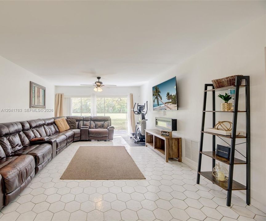 For Rent: $2,250 (2 beds, 2 baths, 1100 Square Feet)