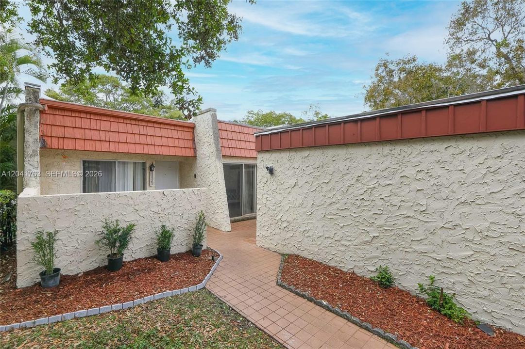 For Rent: $2,250 (2 beds, 2 baths, 1100 Square Feet)