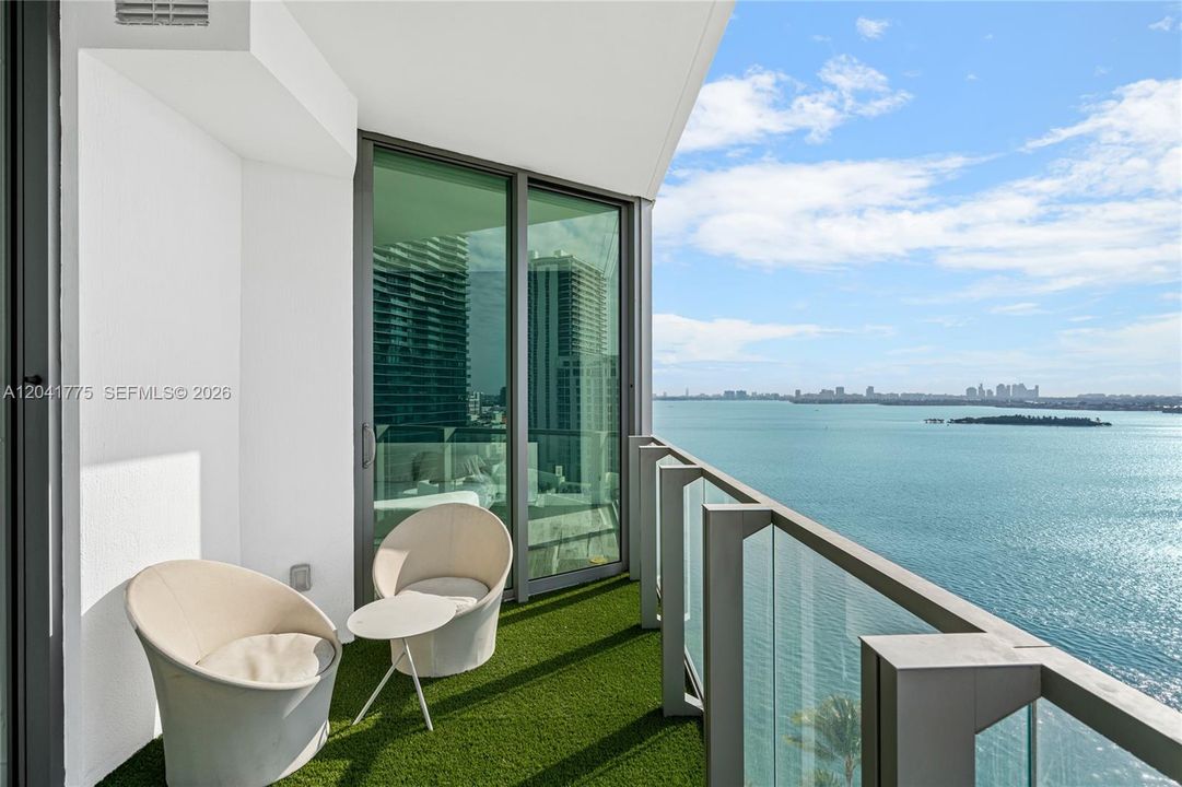 For Rent: $4,500 (2 beds, 2 baths, 944 Square Feet)