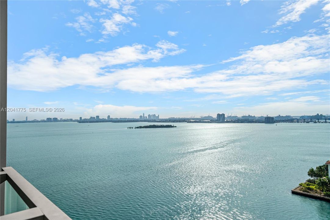 For Rent: $4,500 (2 beds, 2 baths, 944 Square Feet)