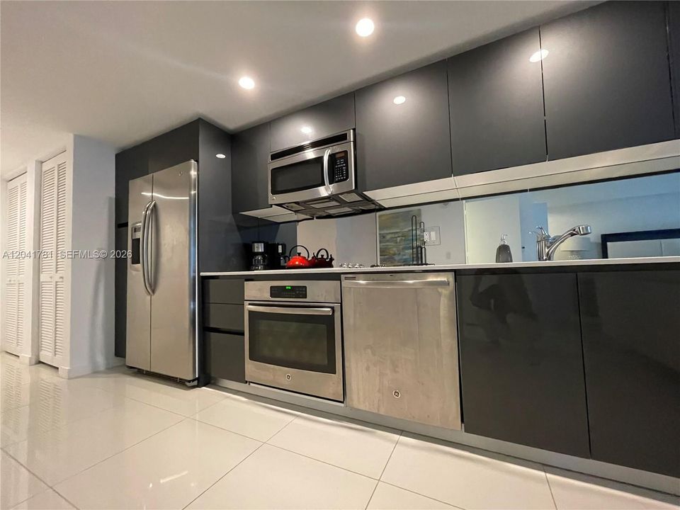 For Rent: $2,600 (0 beds, 1 baths, 551 Square Feet)