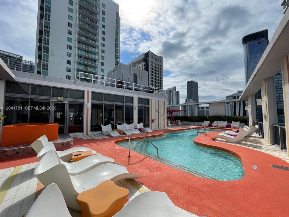 For Rent: $2,600 (0 beds, 1 baths, 551 Square Feet)