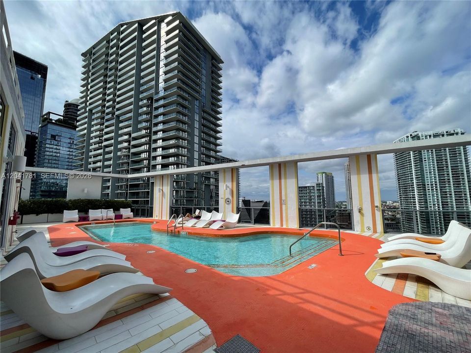For Rent: $2,600 (0 beds, 1 baths, 551 Square Feet)