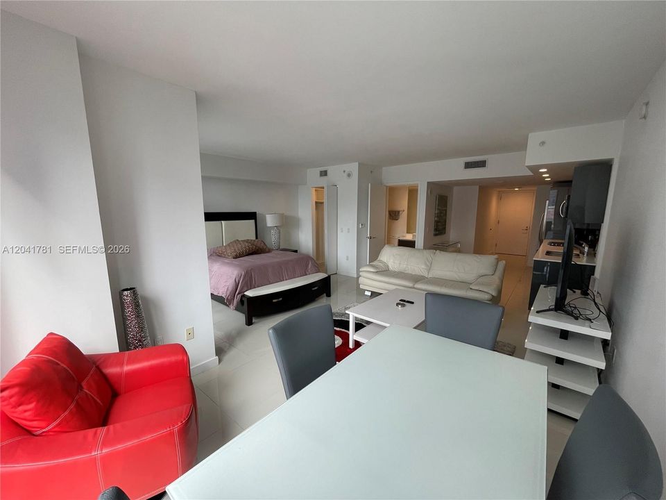 For Rent: $2,600 (0 beds, 1 baths, 551 Square Feet)