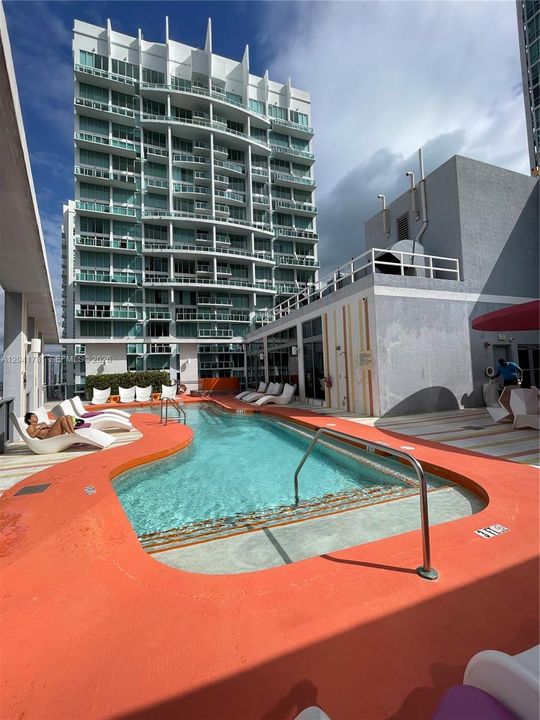 For Rent: $2,600 (0 beds, 1 baths, 551 Square Feet)