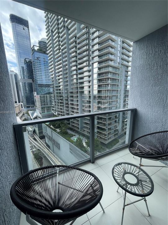 For Rent: $2,600 (0 beds, 1 baths, 551 Square Feet)