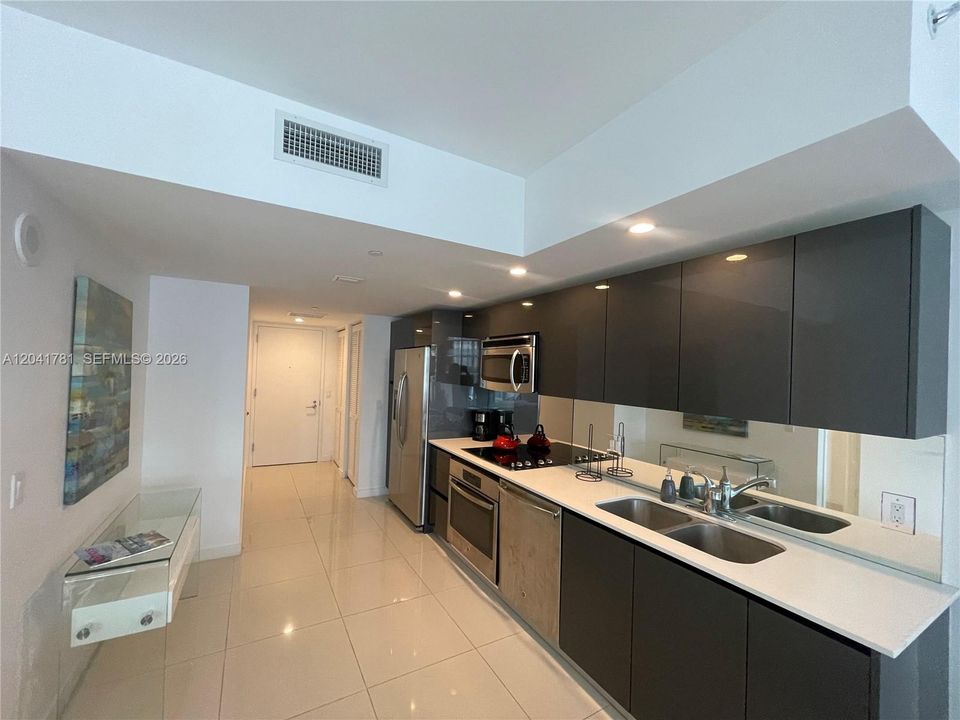 For Rent: $2,600 (0 beds, 1 baths, 551 Square Feet)