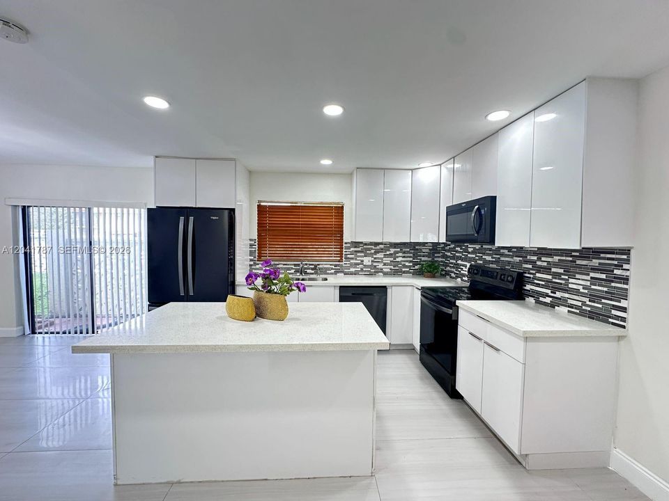 For Rent: $3,500 (4 beds, 2 baths, 1800 Square Feet)
