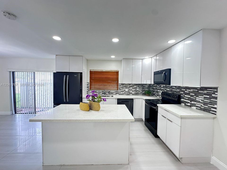 For Rent: $3,500 (4 beds, 2 baths, 1800 Square Feet)