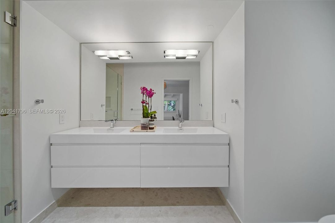 В аренду: $8,800 (3 спален, 3 ванн, 1577 Квадратных фут)