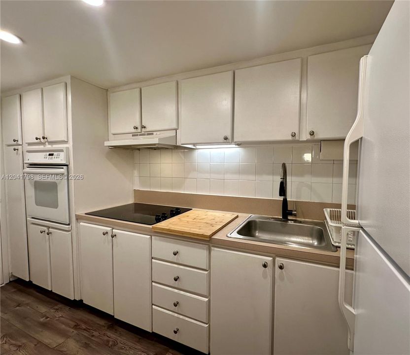For Rent: $2,375 (0 beds, 1 baths, 552 Square Feet)