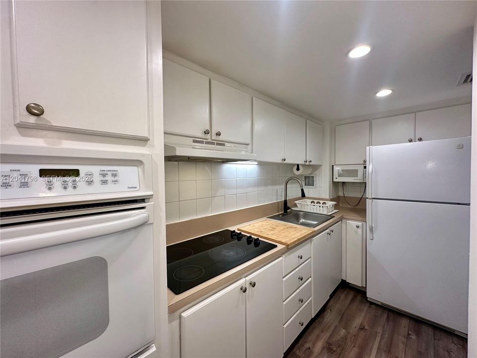 For Rent: $2,375 (0 beds, 1 baths, 552 Square Feet)