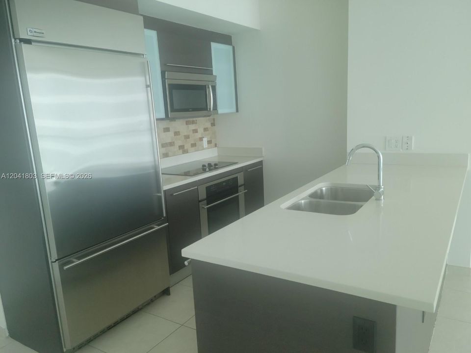 For Rent: $3,300 (1 beds, 1 baths, 738 Square Feet)