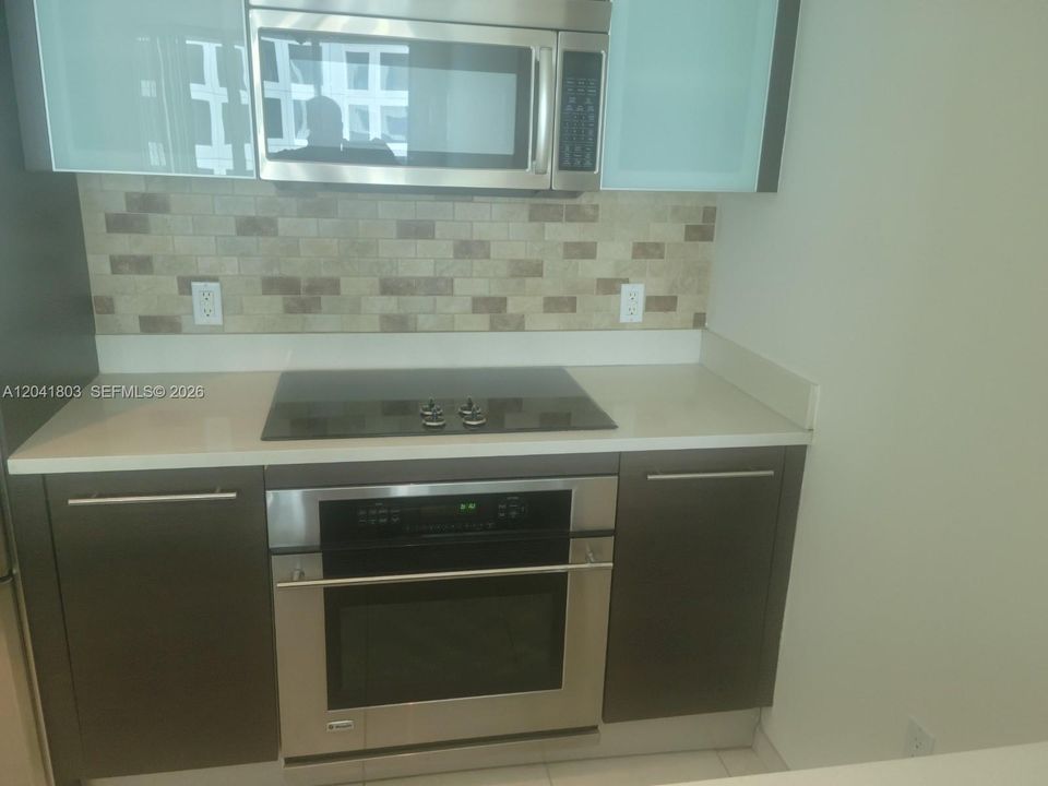 For Rent: $3,300 (1 beds, 1 baths, 738 Square Feet)