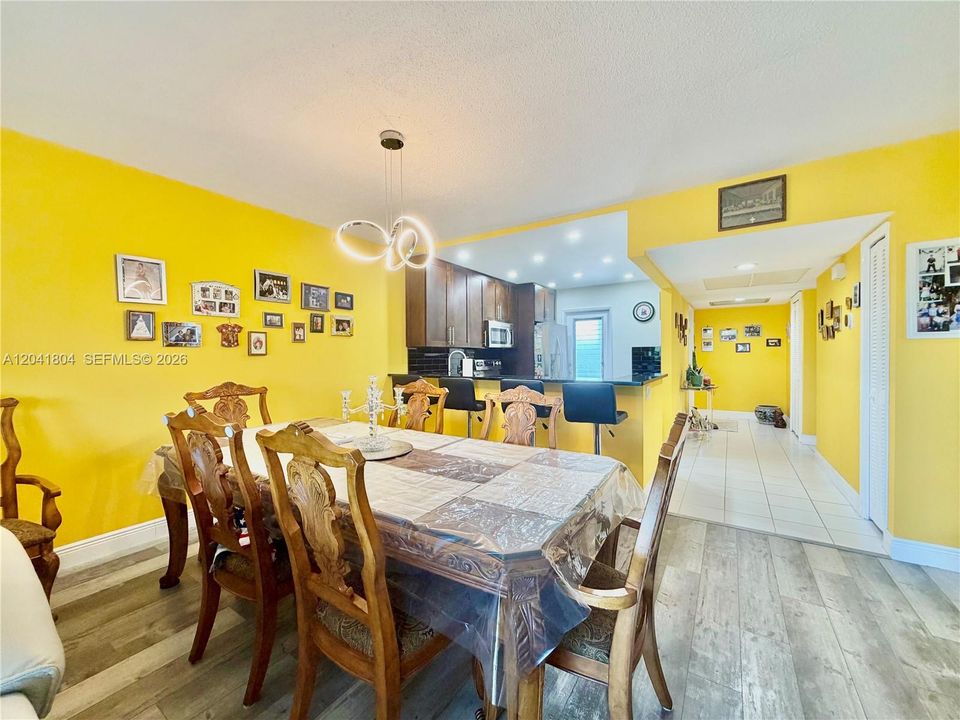For Sale: $284,500 (3 beds, 2 baths, 1390 Square Feet)