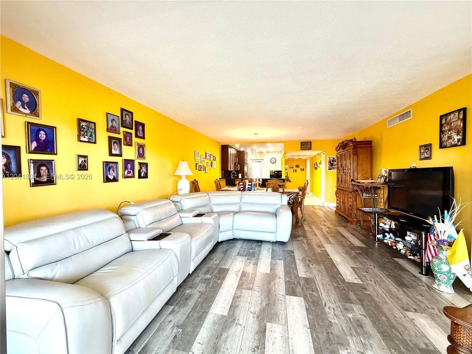 For Sale: $284,500 (3 beds, 2 baths, 1390 Square Feet)