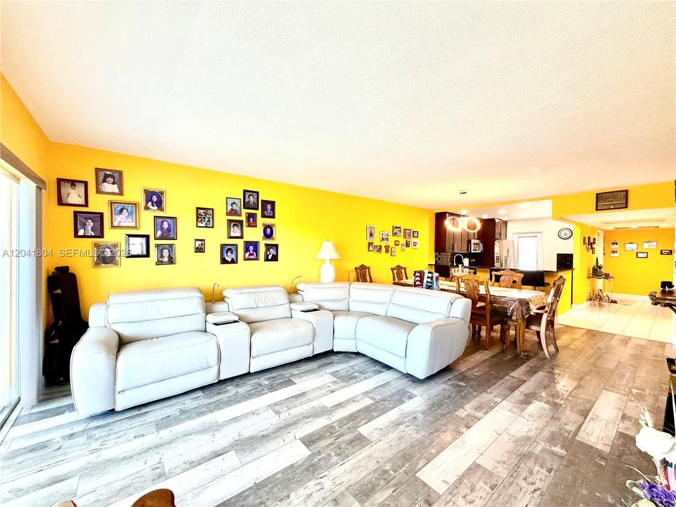 For Sale: $284,500 (3 beds, 2 baths, 1390 Square Feet)
