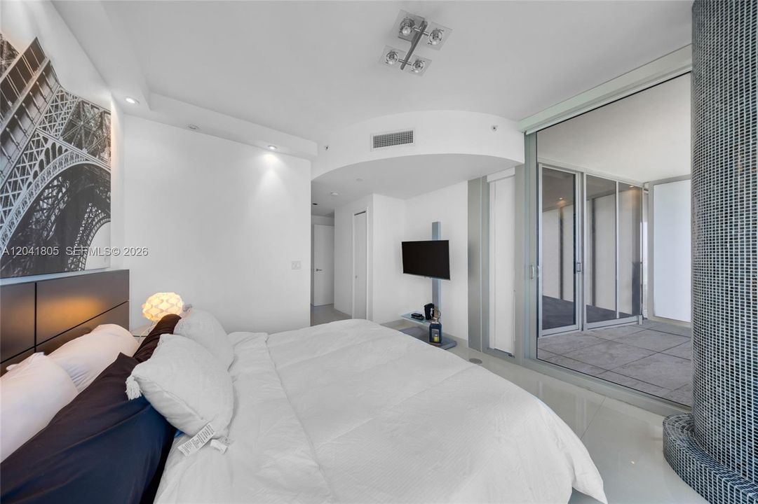 В аренду: $6,200 (1 спален, 1 ванн, 858 Квадратных фут)