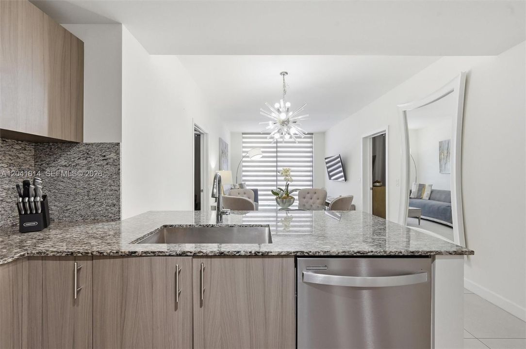 For Sale: $575,000 (2 beds, 2 baths, 1016 Square Feet)