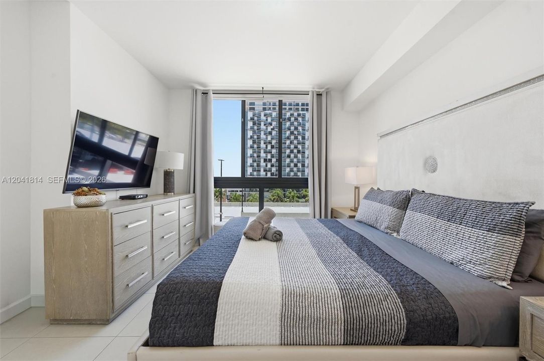 For Sale: $575,000 (2 beds, 2 baths, 1016 Square Feet)