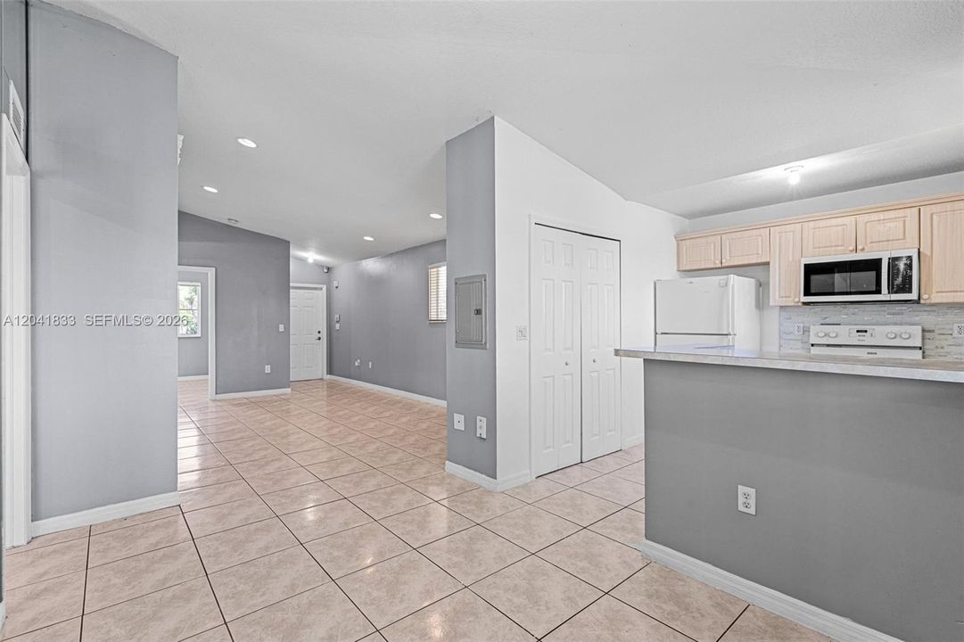 For Rent: $2,000 (3 beds, 2 baths, 1024 Square Feet)