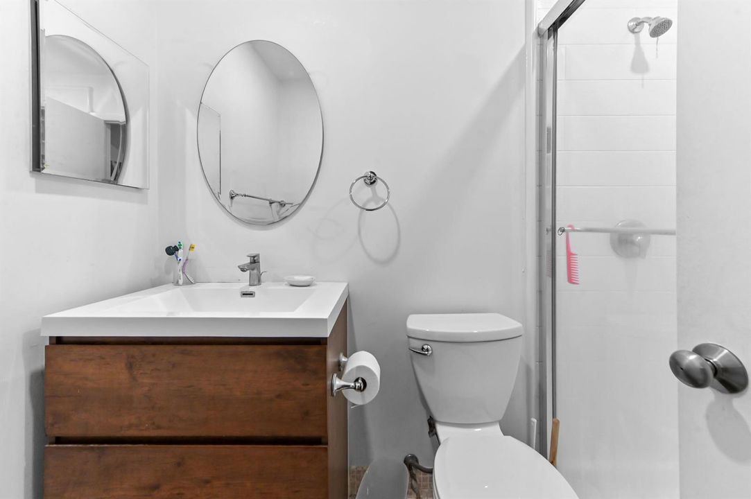 18 bathroom 01