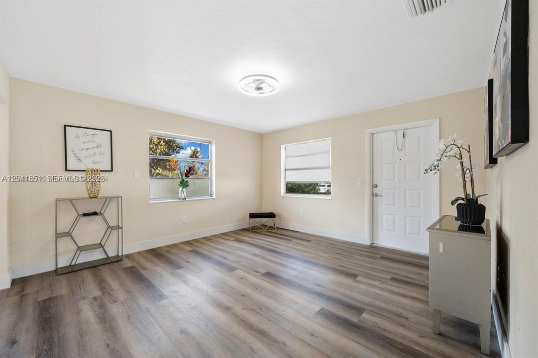 For Rent: $3,000 (3 beds, 1 baths, 1233 Square Feet)