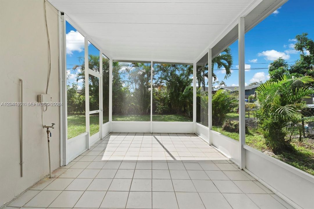 For Rent: $3,000 (3 beds, 1 baths, 1233 Square Feet)