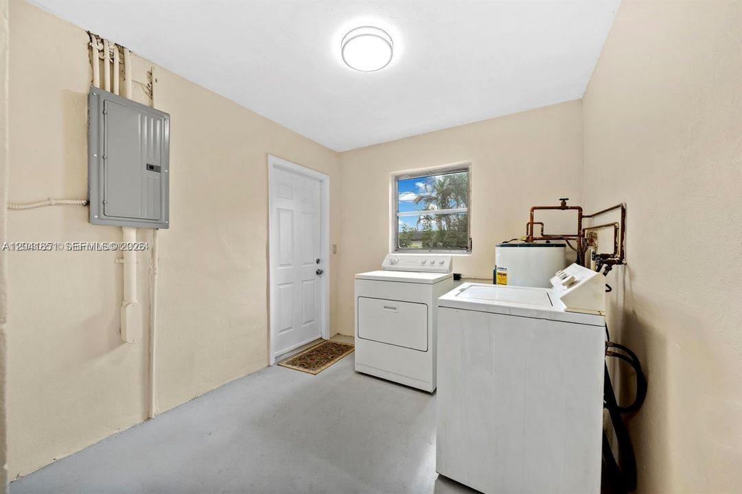 For Rent: $3,000 (3 beds, 1 baths, 1233 Square Feet)