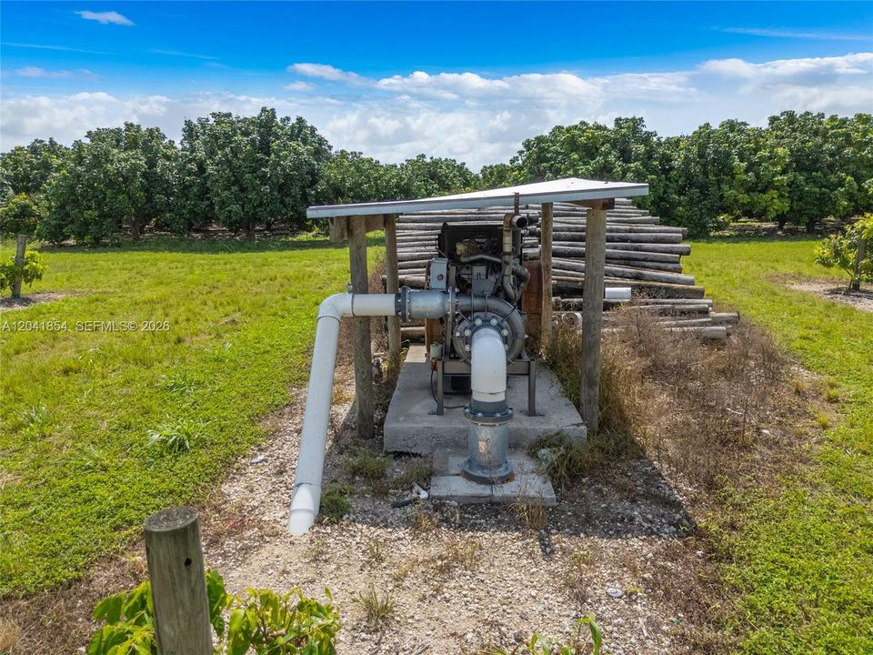 На продажу: $1,050,000 (7.46 acres)
